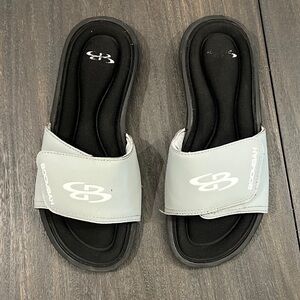 Bombah Slides Men's 6, Women’s 8
